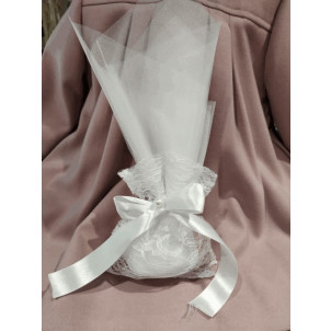 Μπομπονιέρα γάμου τούλινη με πουγκί δαντέλα και πέρλα (κωδ.3518-23)