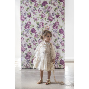 Δαντελένιο εκρού καφτάνι με ανάγλυφο χρυσό και ρόζ decollete και βαμβακερές λεπτομέρειες και δερμάτινα σανδαλάκια. (Βaby u Rock Κωδ./500735-260)